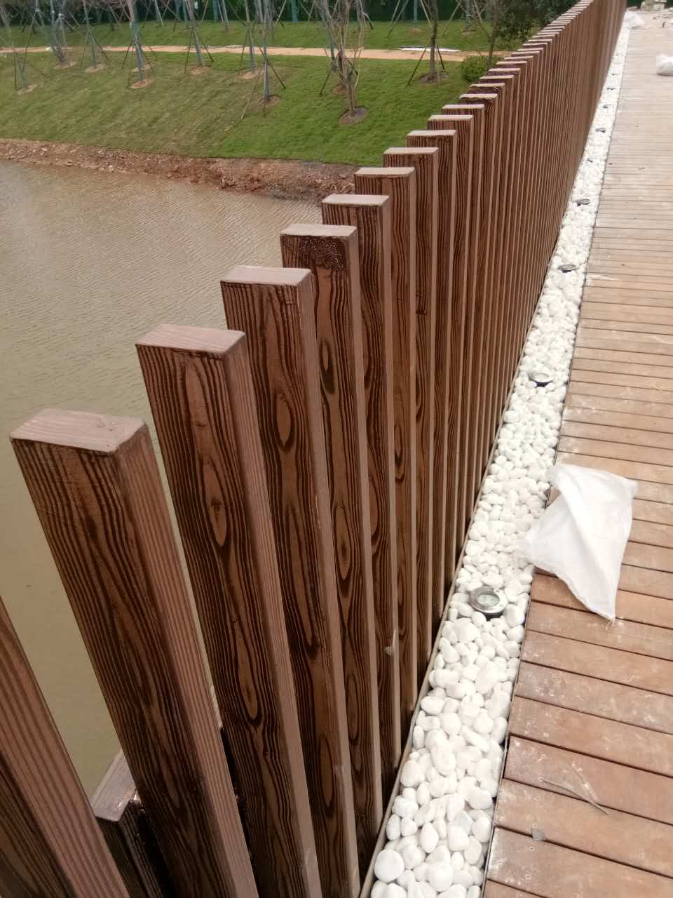 海淀钢管护栏木纹漆施工项目