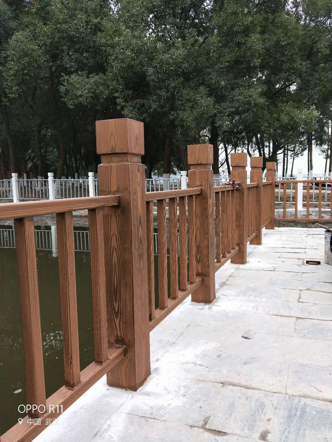 海淀河道护栏木纹漆施工项目